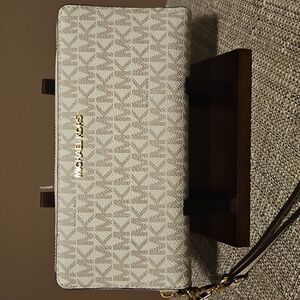 NWT Gorgeous Michael Kors Jet Set Vanilla and Blush Wristlet Wallet